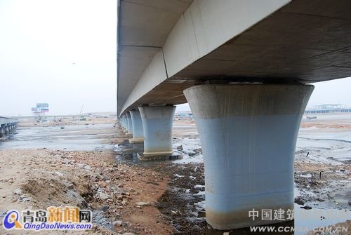 跨海大橋的建成將使青島老港、油港、前灣港連為一個(gè)整體